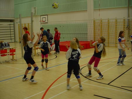 E-tytöt pallottelemassa Rovaniemen aluesarjan turnauksessa 9.11.2002